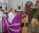 Владыка Феодосий прикладывается к праздничной иконе