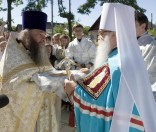 Протоиерей Геннадий подносит напрестольный крест митрополиту