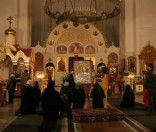 Ночная молитва перед иконой