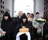 Игумения Евдокия встречает Патриарха Кирилла в святых вратах обители