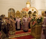 Величаем Тя, Живодавче Христе, и чтим Крест Твой святый, имже нас спасл еси от работы вражия