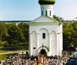 Молебен перед Спасским храмом. 5 июня 1999 года