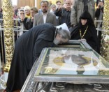 Митрополит Филарет поклоняется мощам прп. Евфросинии