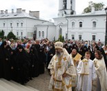 Архиеп. Феодосий входит в Кресто-Воздвиженский собор