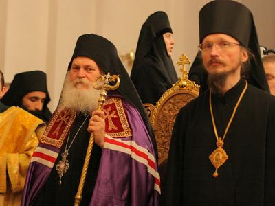 Архимандрит Ефрем на молебне в Кресто-Воздвиженском соборе 03