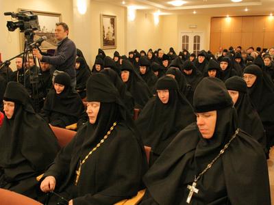Сестры на беседе 07