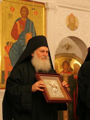 О. Ефрем преподносит в дар архиепископу Феодосию и игумении Евдокии аналойные иконы Божьй Матери "Отрада и Утешение" 05