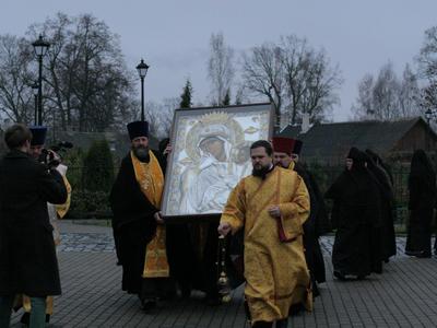 Священнослужители Полоцкой епархии с иконой Божьей Матери "Отрада и Утешение" 02