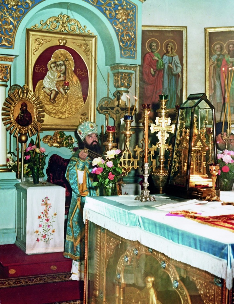 Митрополит Филарет за богослужением в Свято-Успенском соборе. Фото 1980-х годов 2