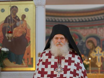 Старец возглавялет Литургию в Кресто-Воздвиженском соборе 09