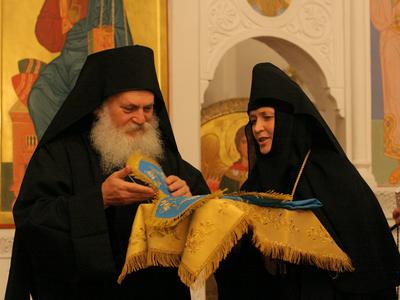 Старец Ефрем принимает дары Спасо-Евфросиниевского монастыря 04