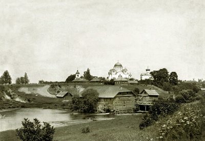 1. Спасо-Евфросиниевский монастырь. На переднем плане - монастырская мельница. Фото начала XX века